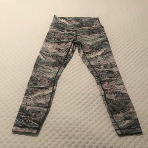 Like new lululemon high rise wunder unders size 6